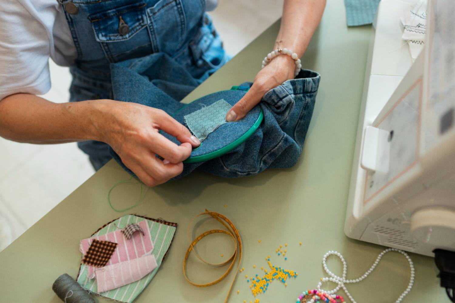 Soluciones de emergencia: Aprende estas técnicas para reparar agujeros en la ropa