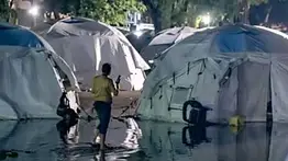 Inundaciones afectan campamento temporal de damnificados por terremotos en La Guaira