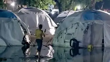 Inundaciones afectan campamento temporal de damnificados por terremotos en La Guaira Inundaciones afectan campamento temporal de damnificados por terremotos en La Guaira