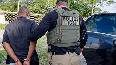 Cambios tácticos del ICE elevan el número de arrestos a un máximo histórico este verano Cambios tácticos del ICE elevan el número de arrestos a un máximo histórico este verano