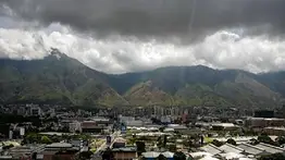 Dos ondas tropicales llegarán en las próximas horas según el Inameh: lloverá y la temperatura rozará los 39 °C este lunes