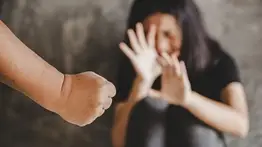 Mujer le arrancó la oreja de un mordisco a su pareja: buscan a exfuncionario del Conas