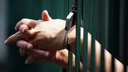 Agredió físicamente a sus hijos y les lanzó un cuchillo: detienen a madre venezolana