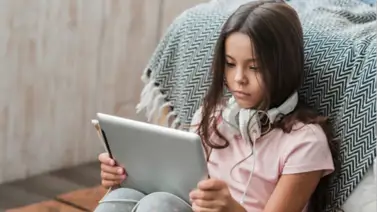 El peligro oculto tras las pantallas: neurobiólogo alerta sobre cómo las tabletas afectan la salud de los niños El peligro oculto tras las pantallas: neurobiólogo alerta sobre cómo las tabletas afectan la salud de los niños