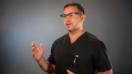 Doctor Miguel Ángel Infante advierte sobre los desafíos de la cirugía robótica en la laparoscopia tradicional