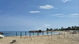 Autoridades inspeccionan trabajos de rehabilitación de kioscos en Playa Coral