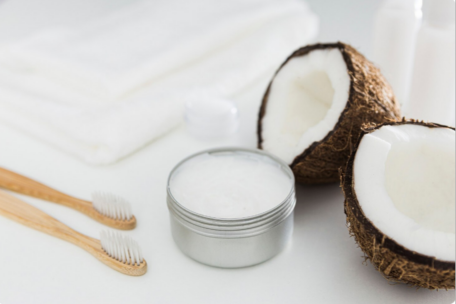 Aceite de coco para la higiene bucal: estos son sus beneficios y usos correctos