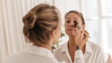 Efecto lifting sin cirugía: el truco definitivo de maquillaje para rejuvenecer la piel madura Efecto lifting sin cirugía: el truco definitivo de maquillaje para rejuvenecer la piel madura