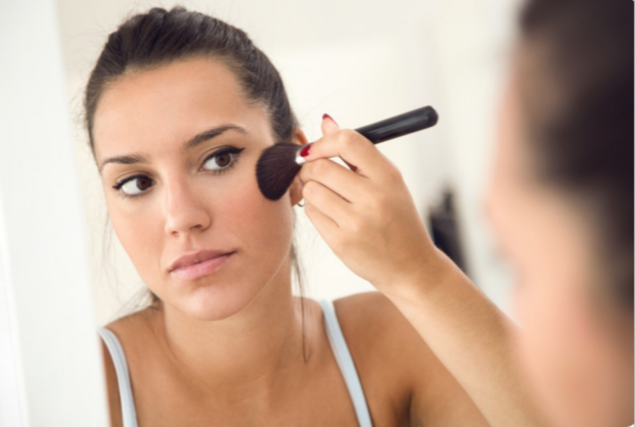 Efecto lifting sin cirugía: el truco definitivo de maquillaje para rejuvenecer la piel madura
