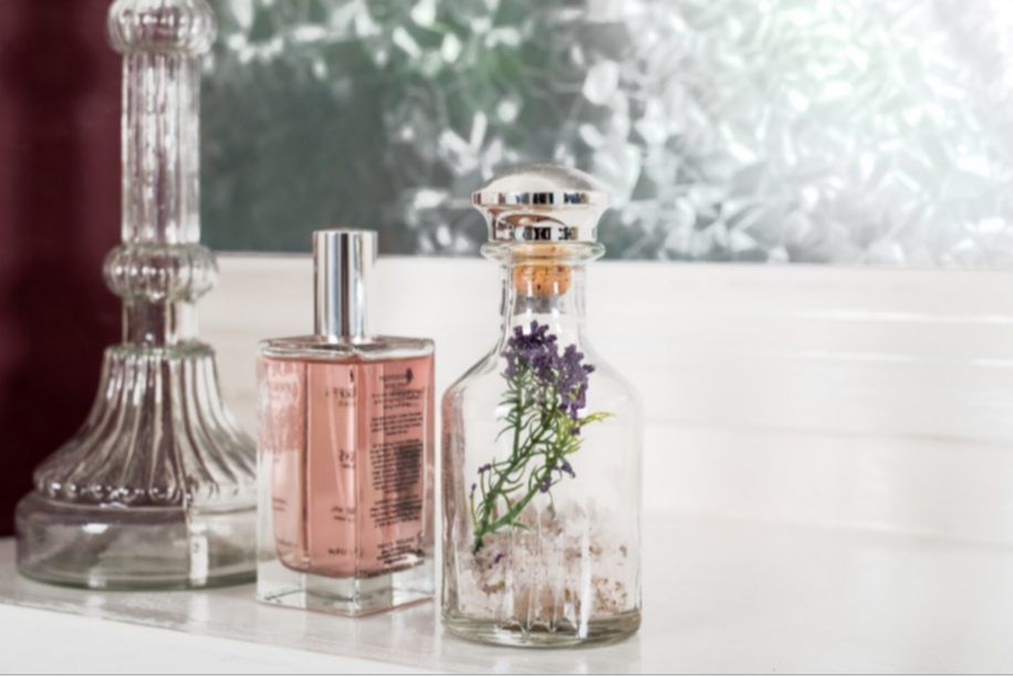 Diseño y funcionalidad en el hogar: tres formas creativas para reciclar frascos de perfume vacíos