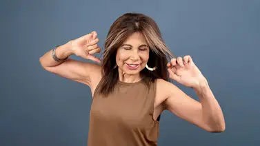 Brazos firmes tras los 40: la rutina clave de entrenadora profesional usando mini band Brazos firmes tras los 40: la rutina clave de entrenadora profesional usando mini band
