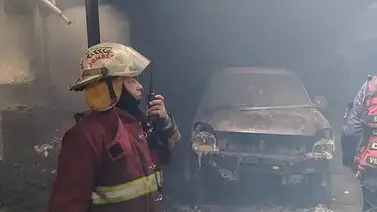 Incendio de gran magnitud en el 23 de Enero: 12 vehículos con pérdida total Incendio de gran magnitud en el 23 de Enero: 12 vehículos con pérdida total