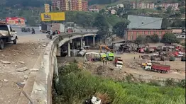 Aparatoso accidente en la Bajada de Tazón este 24 de septiembre: camión cae al vacío cerca de vertedero de Fospuca