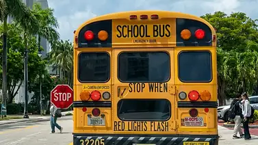 Atención al volante en Miami-Dade: ignorar el stop de un bus escolar cuesta hasta $225 de multa Atención al volante en Miami-Dade: ignorar el stop de un bus escolar cuesta hasta $225 de multa