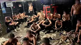 Encontraron a 30 jóvenes semidesnudos y cubiertos de comida en una fraternidad de Wisconsin