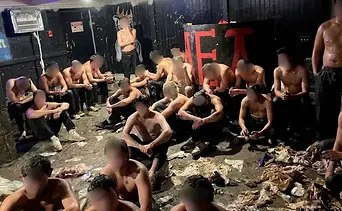 Encontraron a 30 jóvenes semidesnudos y cubiertos de comida en una fraternidad de Wisconsin