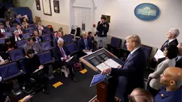 Trump ironiza con sustituir la sala de prensa por una piscina