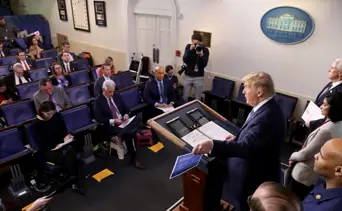 Trump ironiza con sustituir la sala de prensa por una piscina