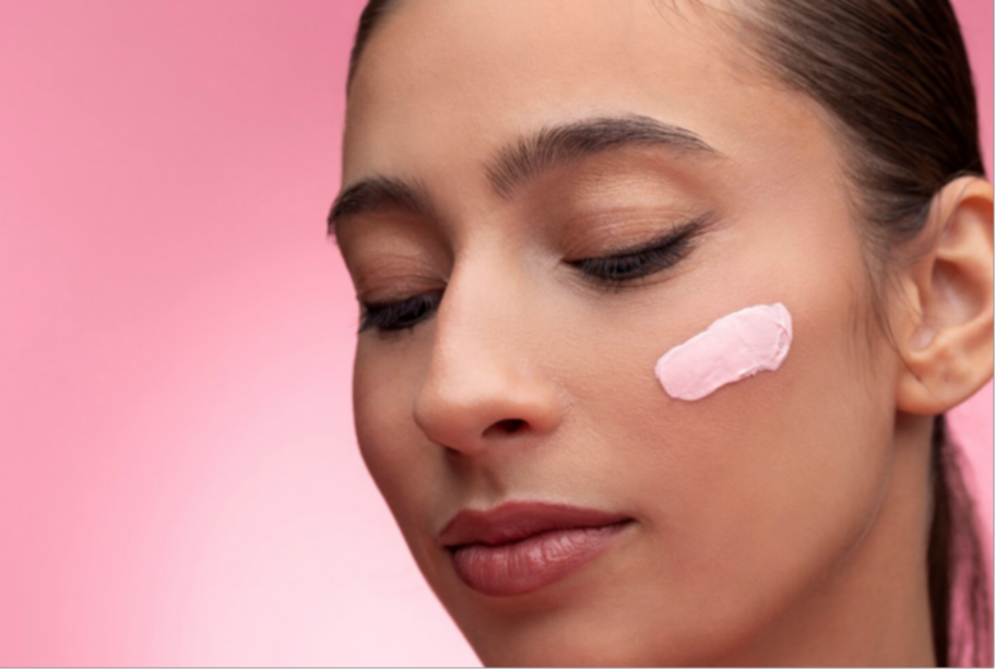 El arte de rejuvenecer la piel: menos cobertura y más hidratación en el rostro a partir de los 40