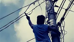 Vecinos sorprendieron a dos hombres cuando robaban cableado eléctrico: así castigaron a los delincuentes