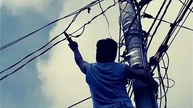 Vecinos sorprendieron a dos hombres cuando robaban cableado eléctrico: así castigaron a los delincuentes Vecinos sorprendieron a dos hombres cuando robaban cableado eléctrico: así castigaron a los delincuentes