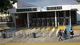 Mujer muere en extrañas circunstancias durante visita a un familiar en prisión: se había sometido a una cirugía estética