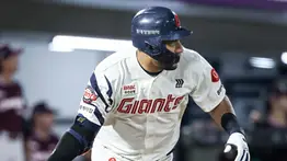 Victor Reyes roza los 200 hits y persigue el récord de imparables en Corea del Sur