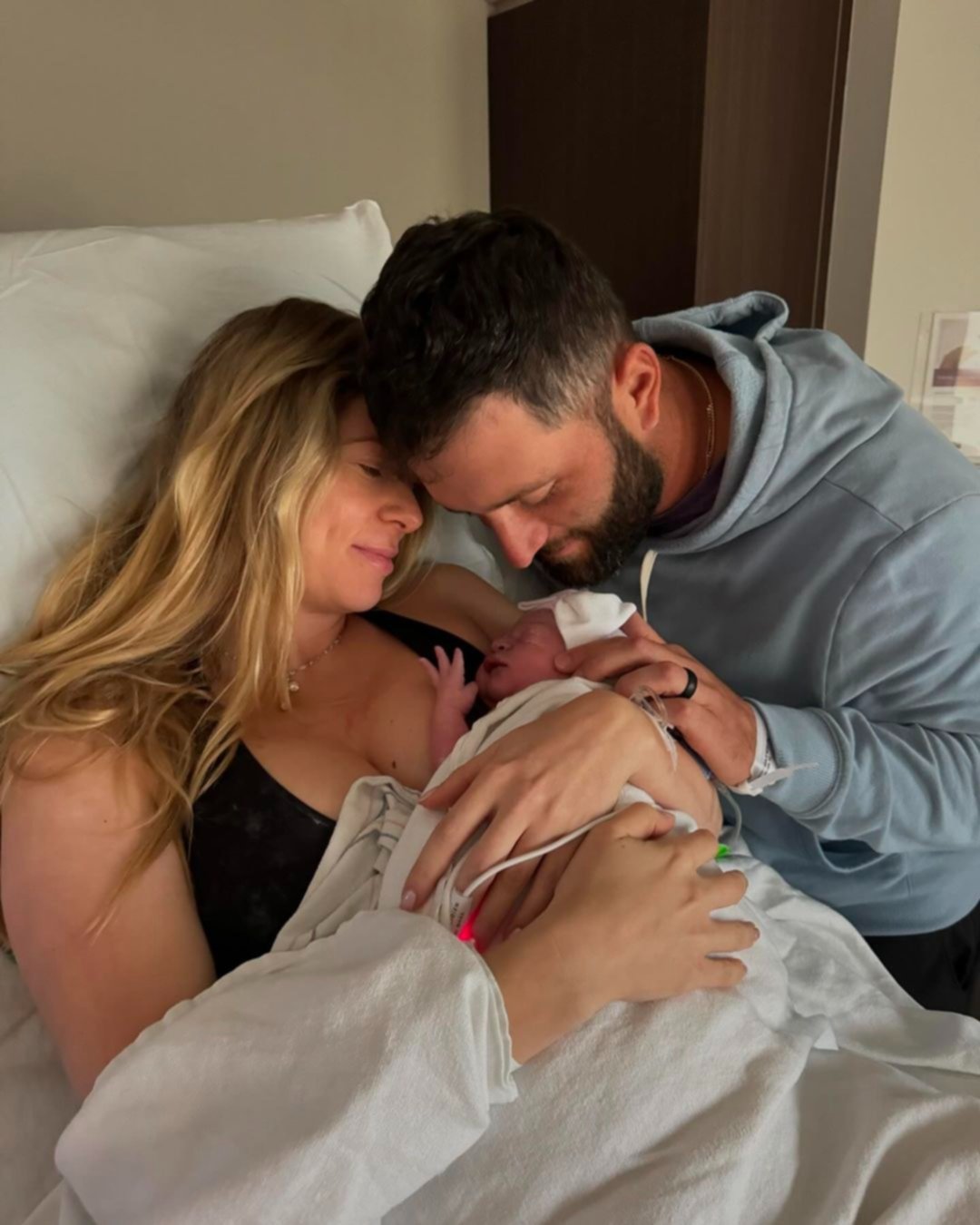 Golfista español Jon Rahm le da la bienvenida a su tercer hijo Golfista español Jon Rahm le da la bienvenida a su tercer hijo