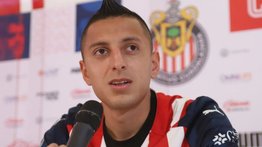 El “Piojo” Alvarado futbolista del Chivas  lanza  explosivo a  periodistas