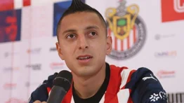 El “Piojo” Alvarado futbolista del Chivas  lanza  explosivo a  periodistas