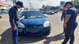 ¿Cuál es la multa que debe pagar si conduce su vehículo sin placas?