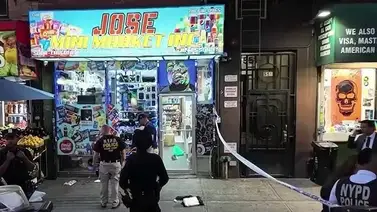 Apuñalan a una mujer frente a bodega latina en Nueva York Apuñalan a una mujer frente a bodega latina en Nueva York