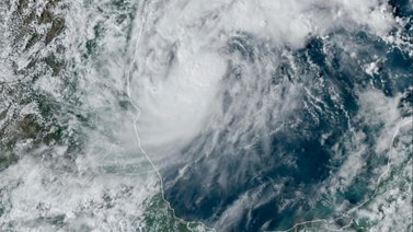 Así se ve el centro del huracán Milton desde un helicóptero (+VIDEO)