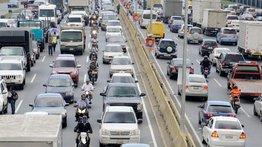 ¿Qué debe hacer para circular si a su vehículo le falta una placa? 