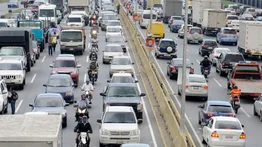 ¿Qué debe hacer para circular si a su vehículo le falta una placa? 