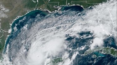 Florida pide sacar los autos eléctricos del camino por el huracán Milton