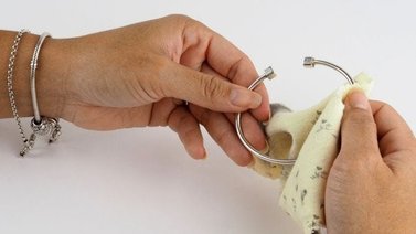 Trucos infalibles para limpiar la bisutería y otros artículos de plata