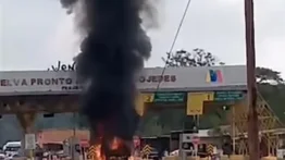 Reportan incendio de Camión 350 en el peaje de Taguanes este #12OCt (+Video)