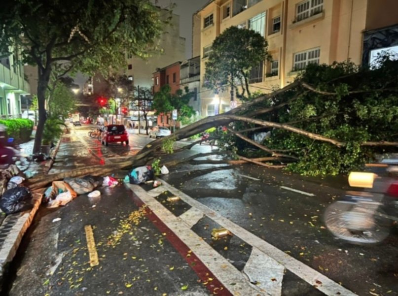 Múltiples muertos y fallas eléctricas dejan rafagas de viento en Brasil