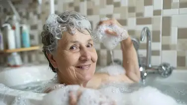 Los expertos sugieren con qué frecuencia deben bañarse los adultos mayores Los expertos sugieren con qué frecuencia deben bañarse los adultos mayores