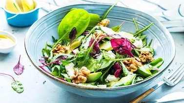 ¿Aburrido del tomate y la lechuga? Haz esta ensalada con cuatro ingredientes