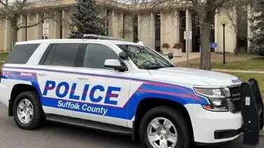 Hombre arrolló a una joven tras robar un vehículo en Long Island Hombre arrolló a una joven tras robar un vehículo en Long Island