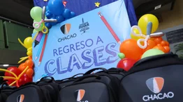 Entregan kits escolares a estudiantes en Chacao