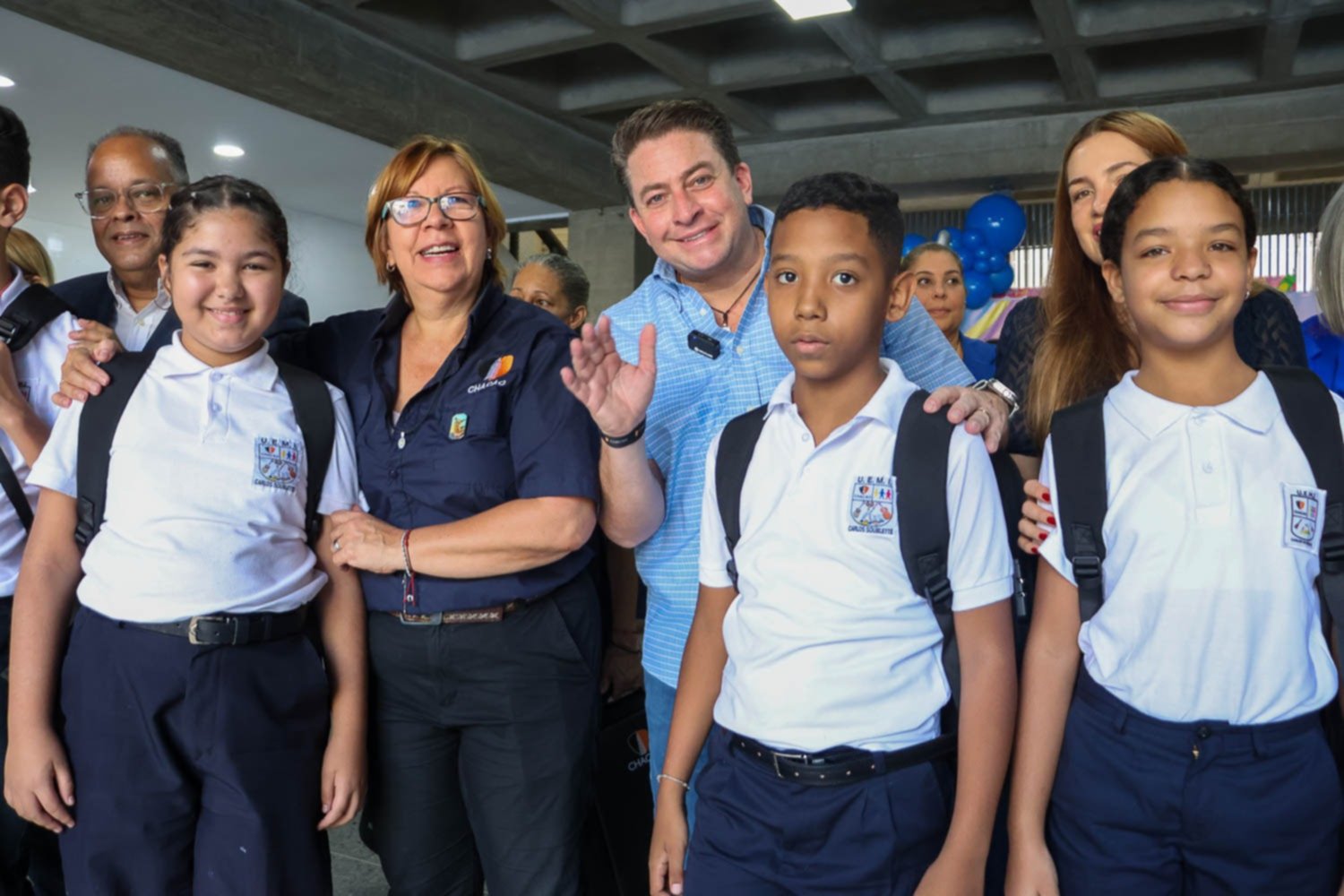 Entregan kits escolares a estudiantes en Chacao