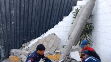 Muere mujer al caerle pared que cedió tras choque de gandola en Carabobo