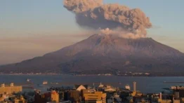 Despierta volcán en Japón y lanza cenizas a más de 2 mil  metros