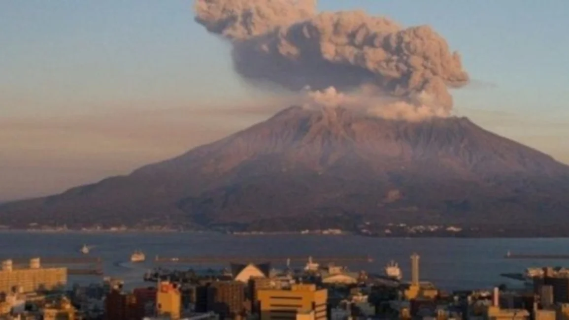 Despierta volcán en Japón y lanza cenizas a más de 2 mil metros Despierta volcán en Japón y lanza cenizas a más de 2 mil metros
