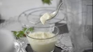 Haz una mayonesa sin aceite para acompañar tus comidas de manera saludable 