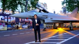 Muere instructor de vuelo de Tom Cruise durante espectáculo de acrobacias