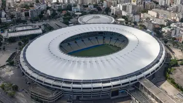 Captan a Bruno Mars y a cantante de KPOP en un partido del Maracaná  Captan a Bruno Mars y a cantante de KPOP en un partido del Maracaná